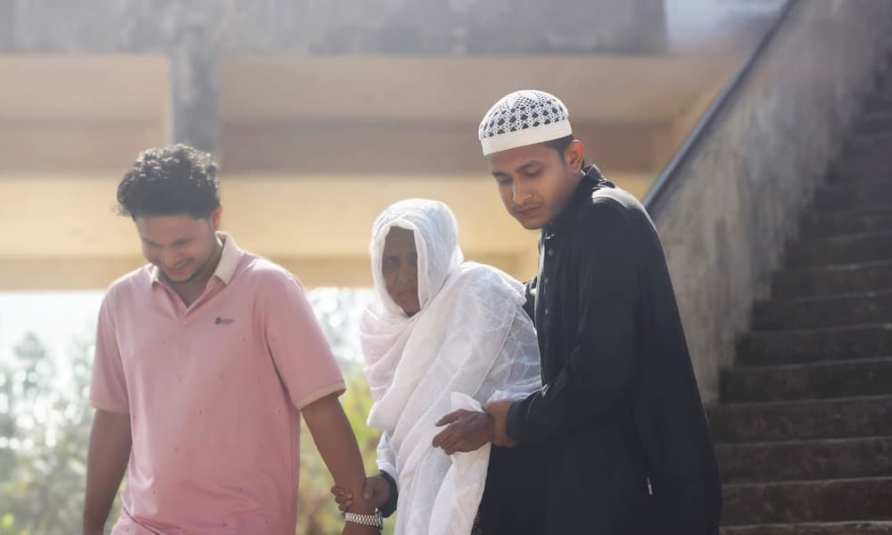 নাতির হাত ধরে কেন্দ্রে বৃদ্ধা, শান্তির প্রত্যাশায় দিলেন ভোট