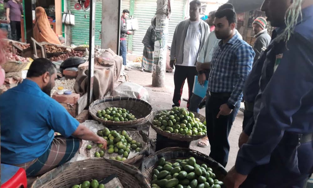 অভয়নগরে ভ্রাম্যমাণ আদালতের অভিযান, ব্যবসায়ীকে জরিমানা