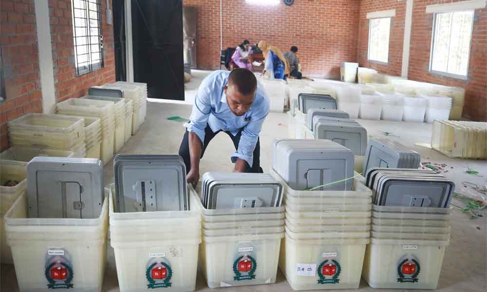 কেন্দ্রে পৌঁছাতে শুরু করেছে ব্যালট