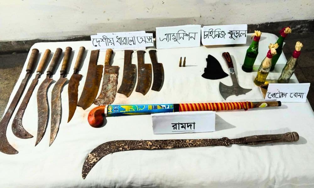 যশোরে যৌথবাহিনীর অভিযানে পেট্রোল বোমাসহ দেশীয় অস্ত্র উদ্ধার