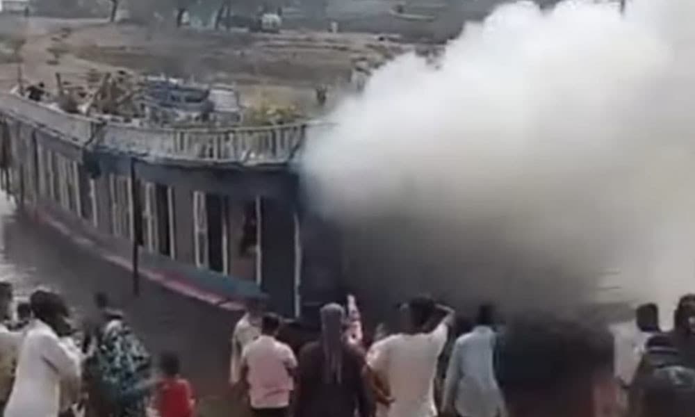 টাঙ্গুয়ার হাওরে পর্যটকবাহী হাউজবোটে আগুন