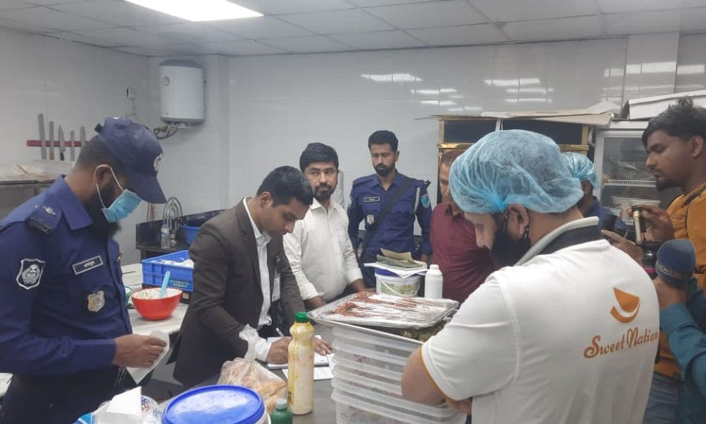 মেয়াদোত্তীর্ণ উপাদানে কেক তৈরি, 'সুইট নেশন' বেকারিকে জরিমানা