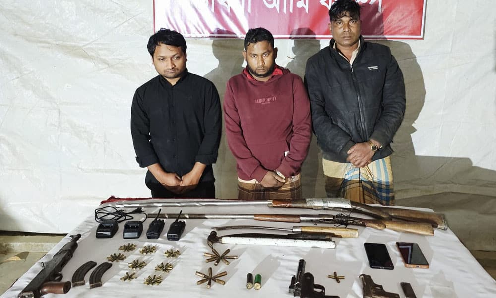 কক্সবাজারে অস্ত্র, গুলি ও ওয়াকিটকিসহ আটক ৪