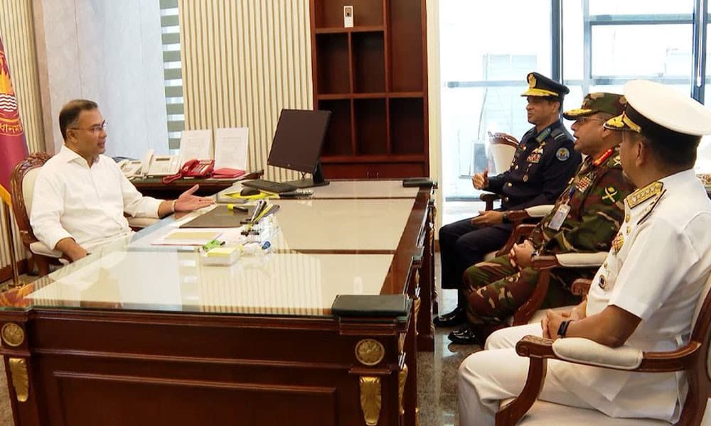 প্রধানমন্ত্রীর সঙ্গে তিন বাহিনী প্রধানের সাক্ষাৎ