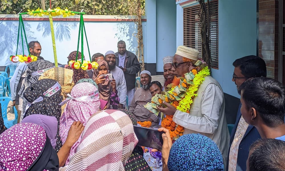 নওগাঁ-২ আসনে বিজয়ী জামায়াতের প্রার্থীকে ফুলেল শুভেচ্ছা