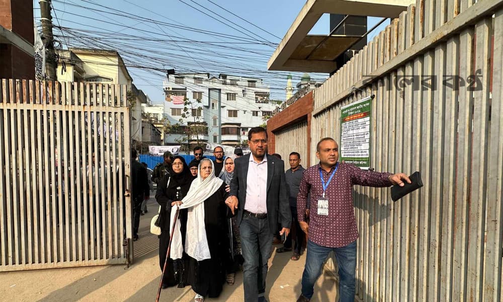 মাকে সঙ্গে নিয়ে এসে ভোট দিলেন বিএনপি প্রার্থী সুফিয়ান