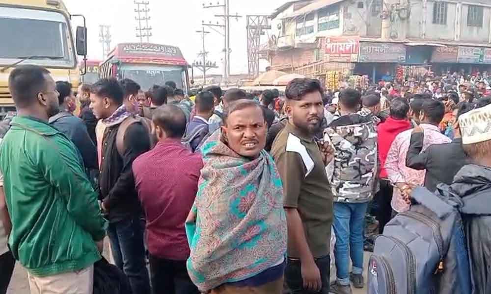 বাড়তি ভাড়া আদায়ের অভিযোগে সাভারে সড়ক অবরোধ