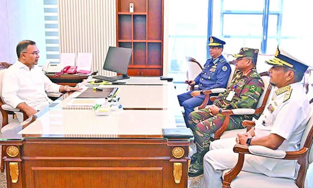 প্রধানমন্ত্রীর সঙ্গে তিন বাহিনী প্রধানের সাক্ষাৎ