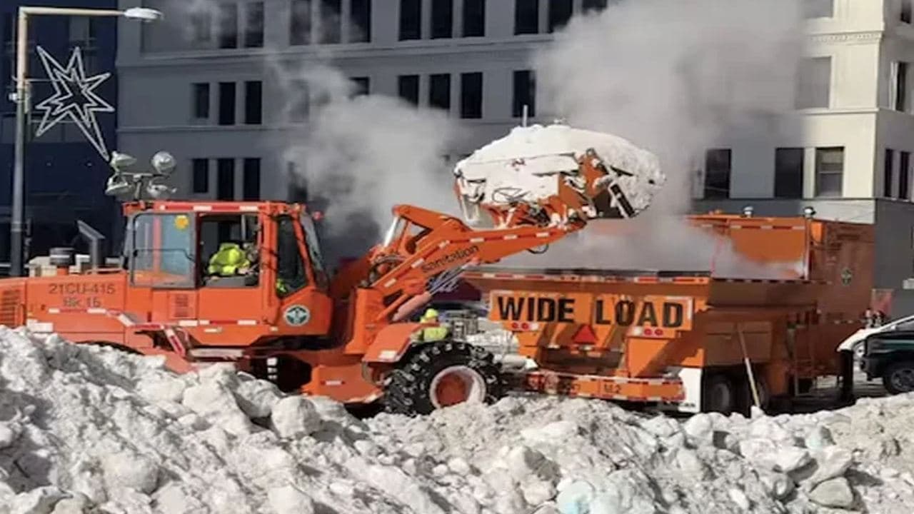 তীব্র শীতের পর জমে থাকা তুষার গলাতে নিউইয়র্কে নামানো হলো ‘স্নো হট টাব’