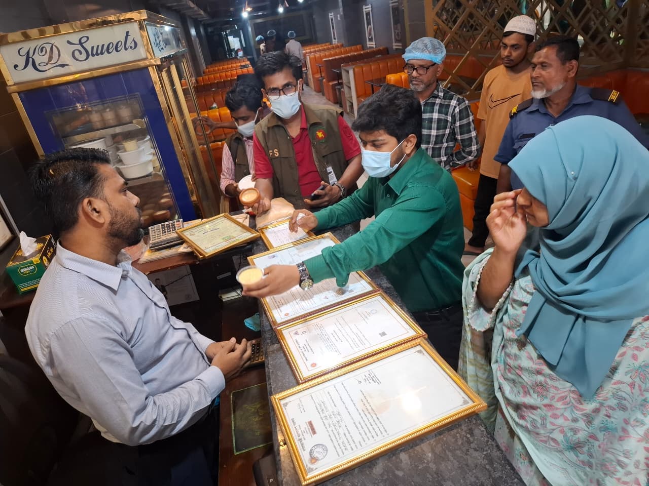 অস্বাস্থ্যকর পরিবেশে খাদ্য উৎপাদন, কাচ্চি ডাইনকে ৩ লাখ টাকা জরিমানা