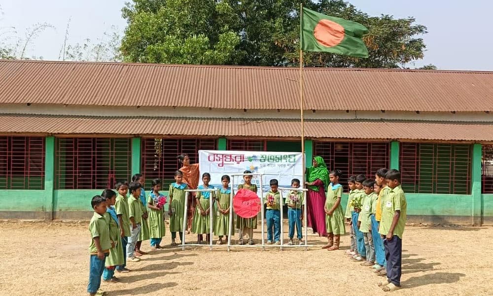 বাঁশ-রশি-কাগজে গড়া শহীদ মিনার, হৃদয়ে অমলিন একুশ