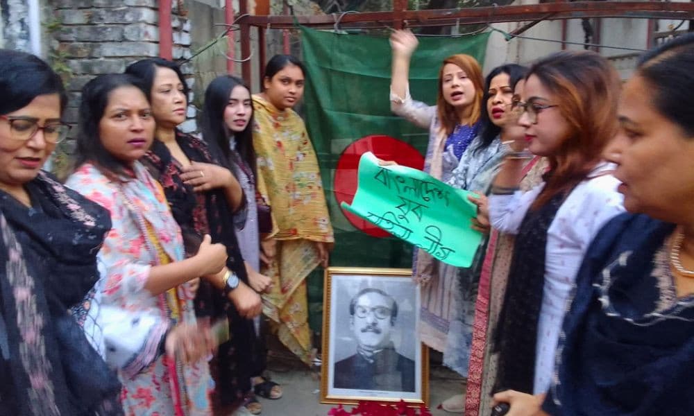 বঙ্গবন্ধুর ছবি রেখে আওয়ামী লীগের ধানমণ্ডি অফিস ফটকে স্লোগান