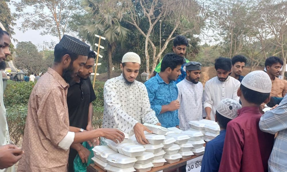 টিউশনির টাকা বাঁচিয়ে ১০ টাকায় ইফতার বিক্রি, প্রশংসিত কুবি শিক্ষার্থী