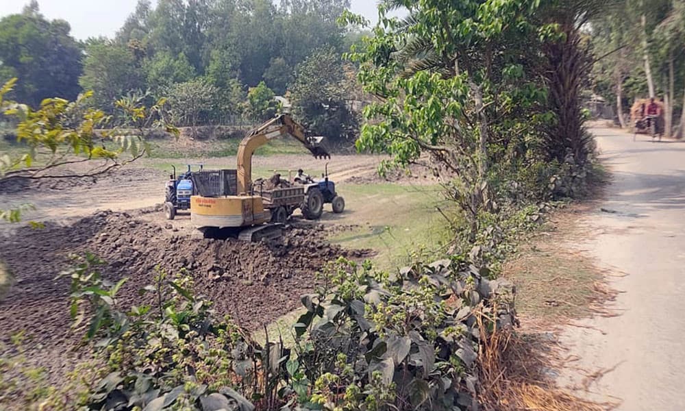 যুবদল নেতার বিরুদ্ধে অবৈধ মাটি কারবারের অভিযোগ, ঝুঁকিতে পাকা সড়ক