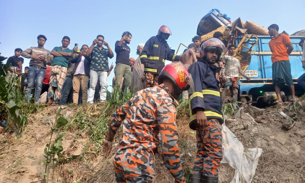 ভাঙ্গায় যাত্রীবাহী বাসের সঙ্গে ট্রাকের মুখোমুখি সংঘর্ষ, আহত ১৭