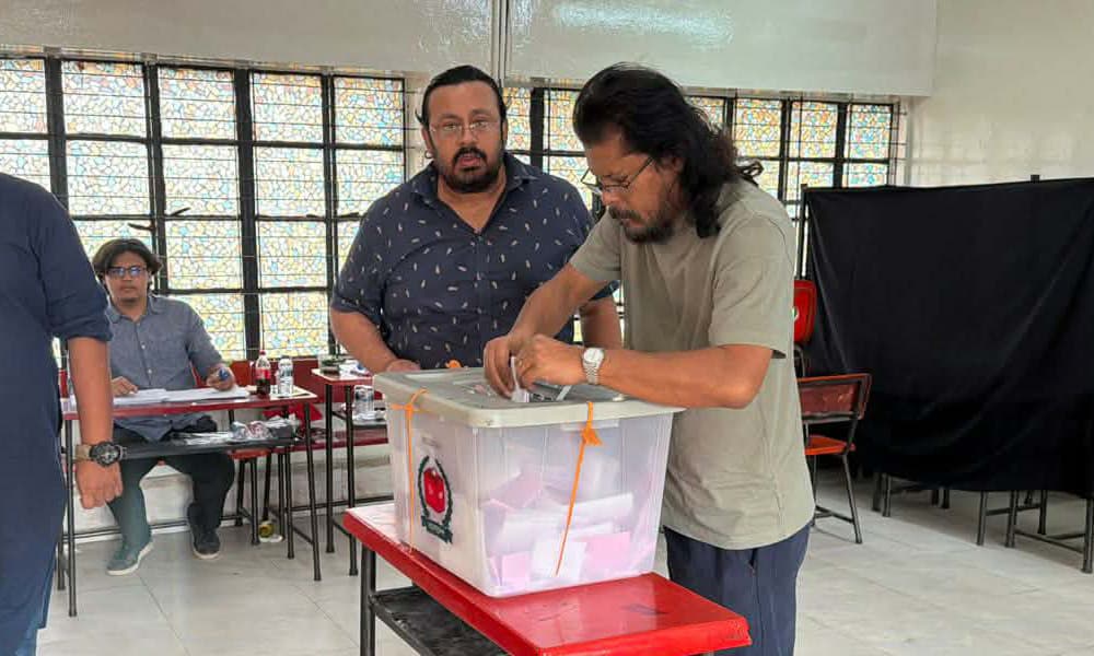 দেশে শান্তি আসুক মানুষ ভালো থাকুক ভোট দিয়ে বললেন জেমস ।