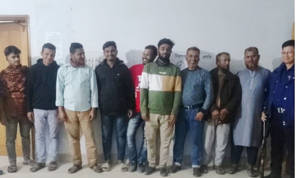 কুমিল্লায় ট্রাক-লেগুনা থেকে চাঁদা আদায়, গ্রেপ্তার ৯