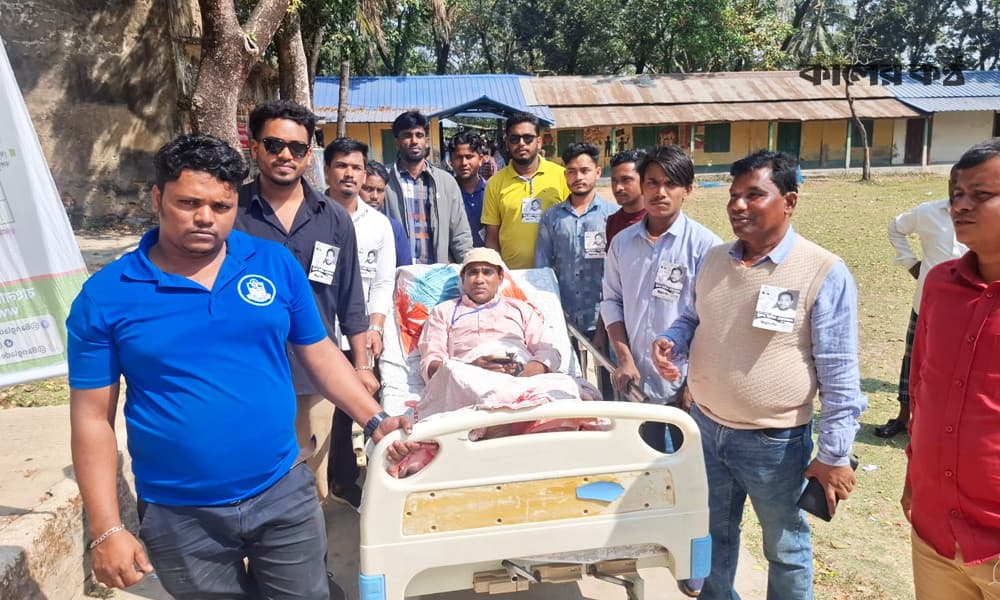 হাসপাতালের বেডে শুয়ে এসে ভোট দিলেন ভোটার