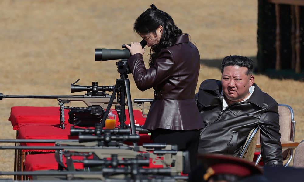সেই জ্যাকেট পরে অস্ত্র চালাচ্ছেন কিমের কিশোরী মেয়ে