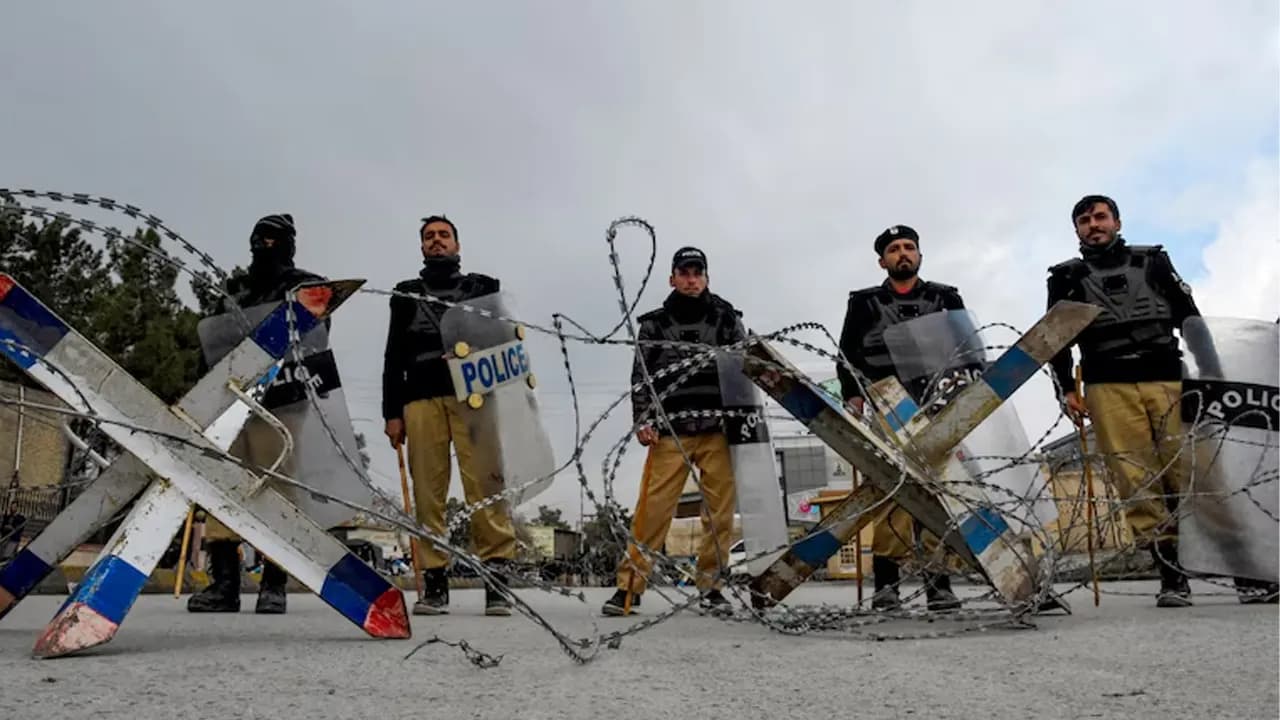 পাকিস্তানে বিচ্ছিন্নতাবাদীদের হামলা, ৮ পুলিশ নিহত