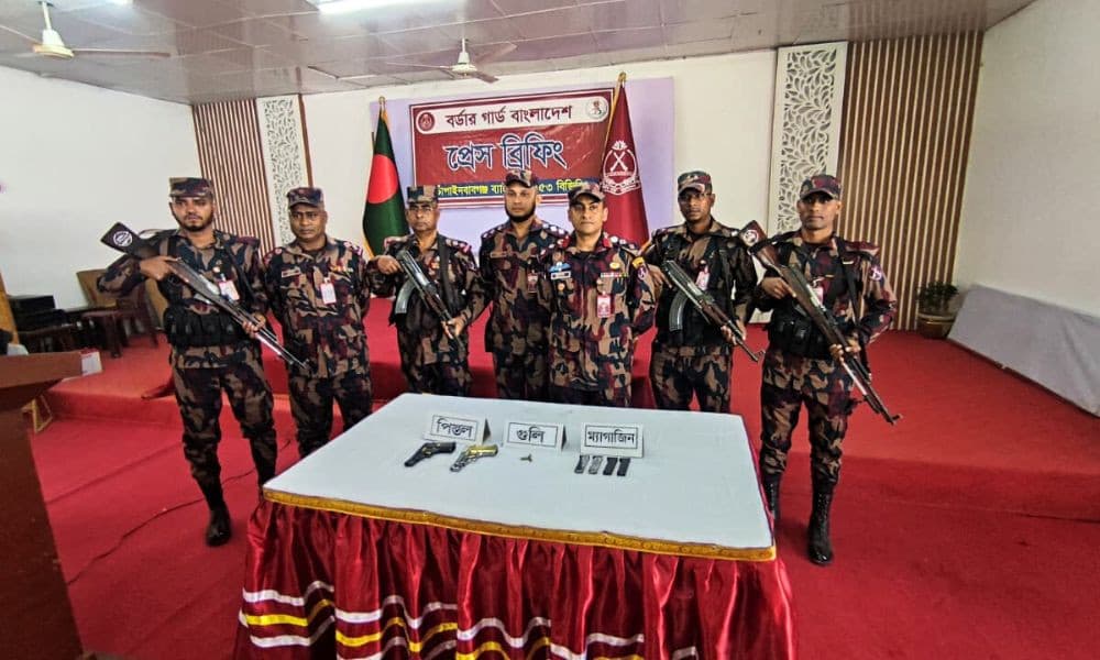 চাঁপাইনবাবগঞ্জে বিজিবির অভিযানে বিদেশি পিস্তল-গুলি জব্দ