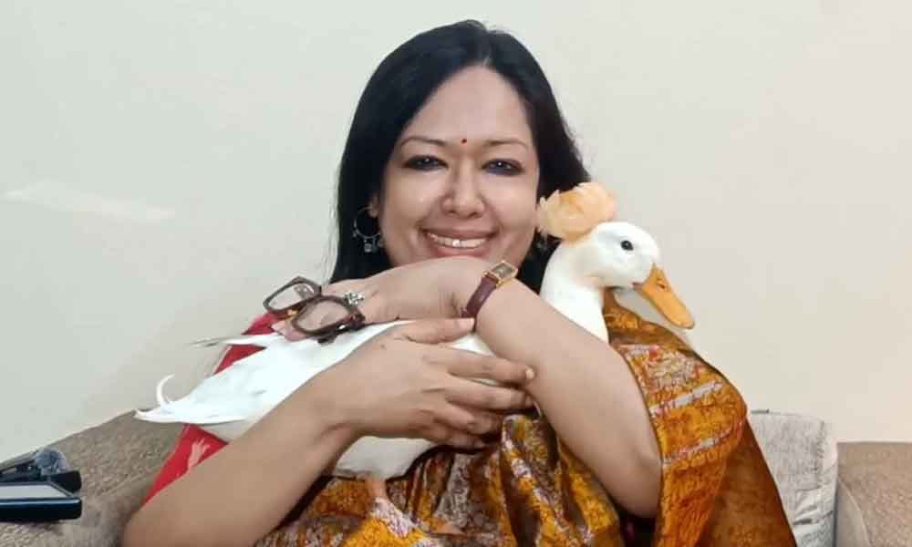 হাঁস কোলে নিয়ে সংবাদ সম্মেলনে রুমিন ফারহানা