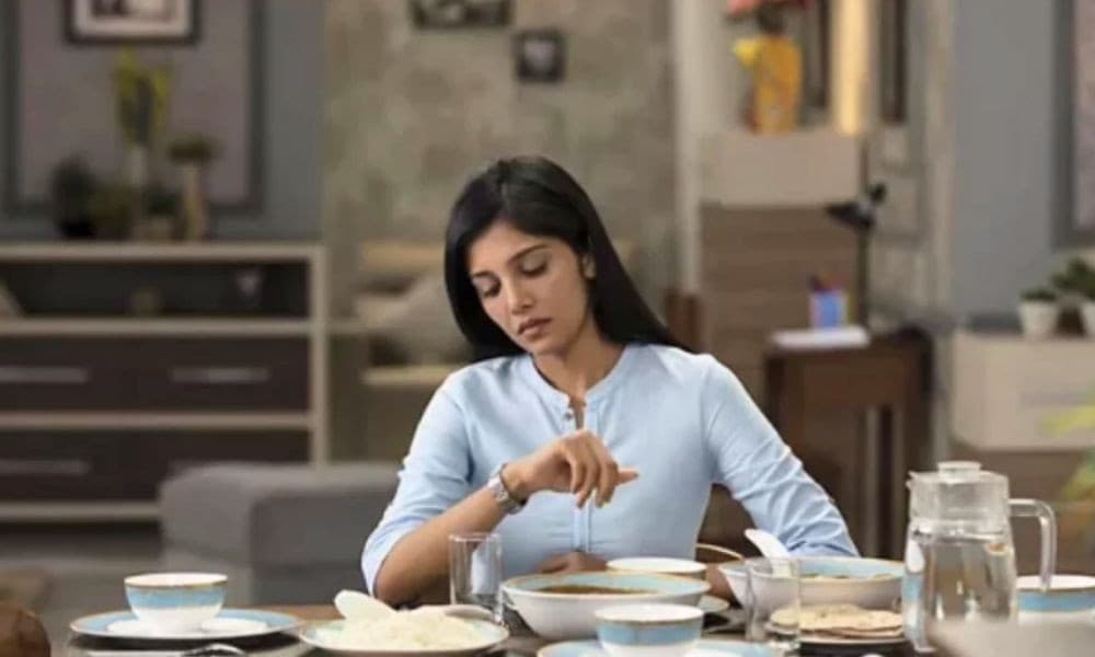 রাতে দেরি করে খাওয়া কি পেটের মেদ বাড়ায়? কী বলছেন চিকিৎসকরা