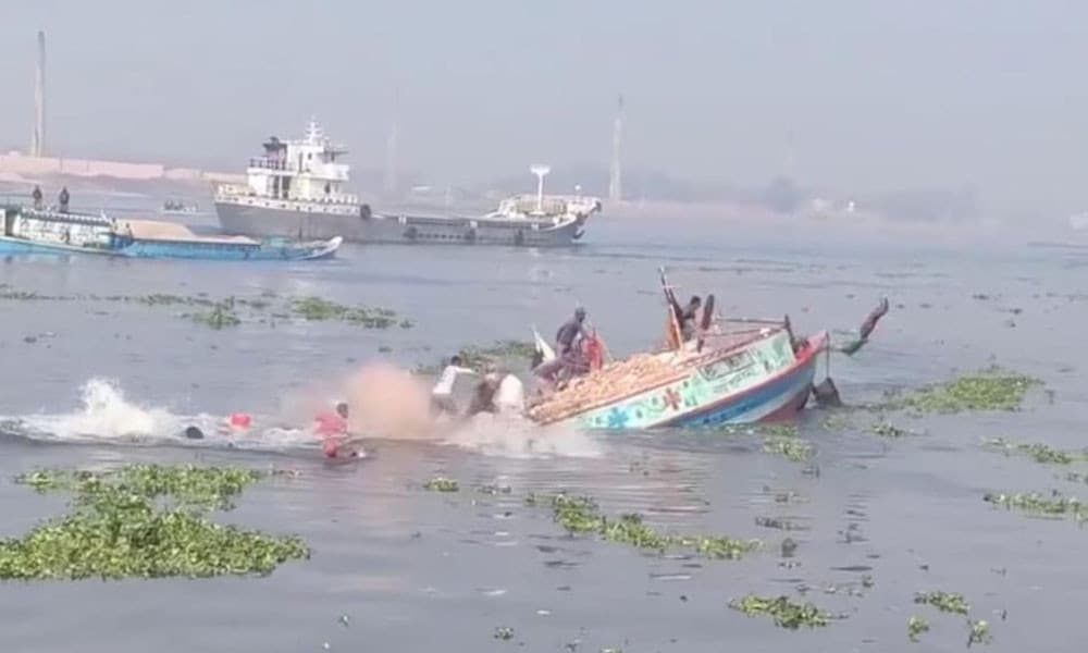 ধলেশ্বরীতে ডুবে গেছে ইটবোঝাই বাল্কহেড