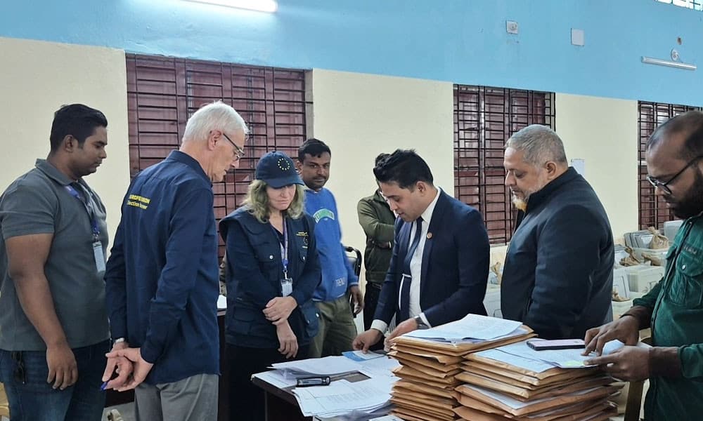 বগুড়ায় ভোটের সরঞ্জাম বিতরণ পরিদর্শনে ইউরোপীয় ইউনিয়নের প্রতিনিধিদল