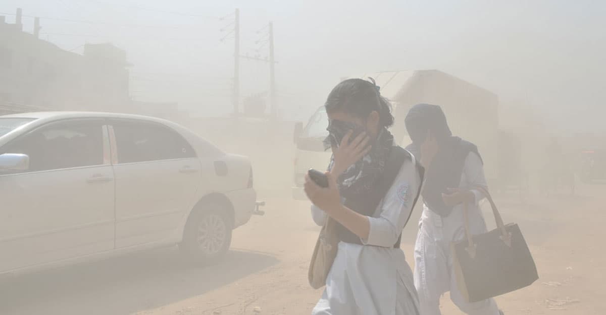 বায়ুদূষণে শীর্ষে দিল্লি, ঢাকার খবর কী?