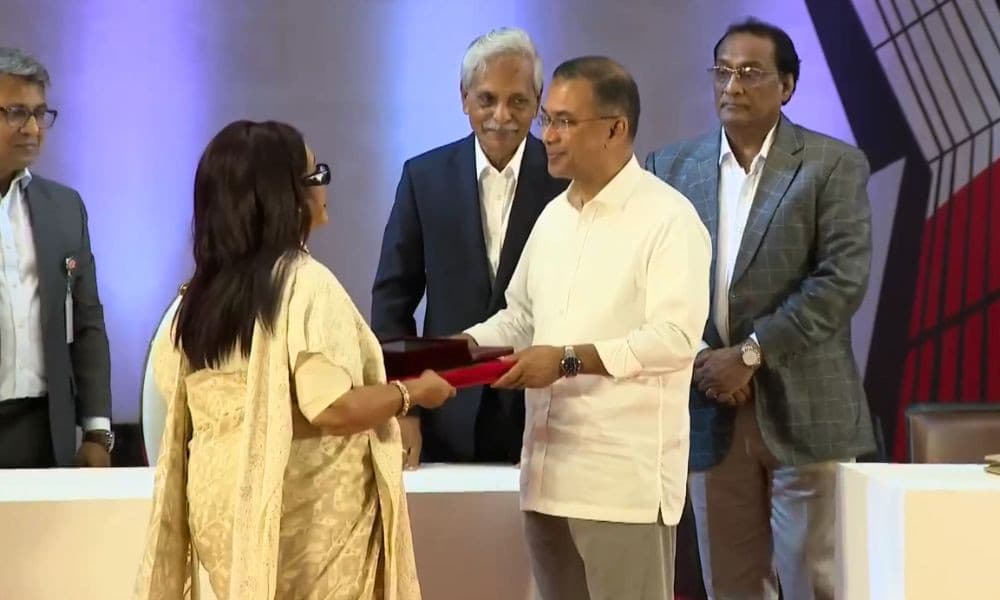 একুশে পদক প্রদান করছেন প্রধানমন্ত্রী তারেক রহমান