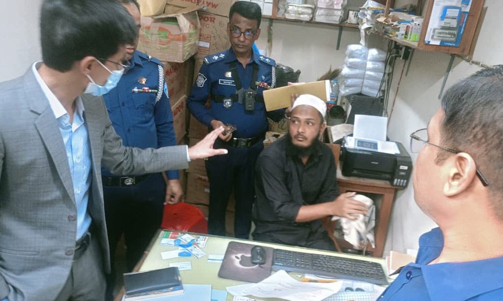 ভোটের ৬ সিলসহ ব্যবসায়ী আটক