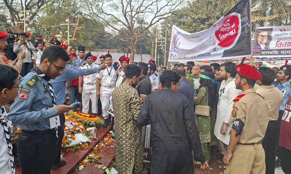 ভাষা শহীদদের শ্রদ্ধা জানাতে শহীদ মিনারে মানুষের ঢল