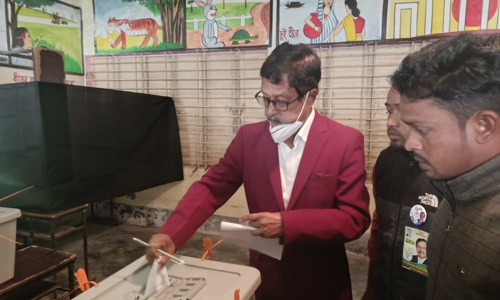 ডুইয়ারপাড় কেন্দ্রে ভোট দিলেন এমপি প্রার্থী অ্যাডভোকেট ফজলুর রহমান