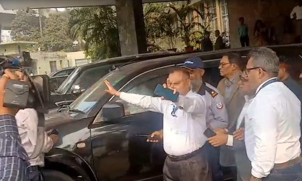 বের করে দেওয়া হলো গভর্নরের উপদেষ্টাকে