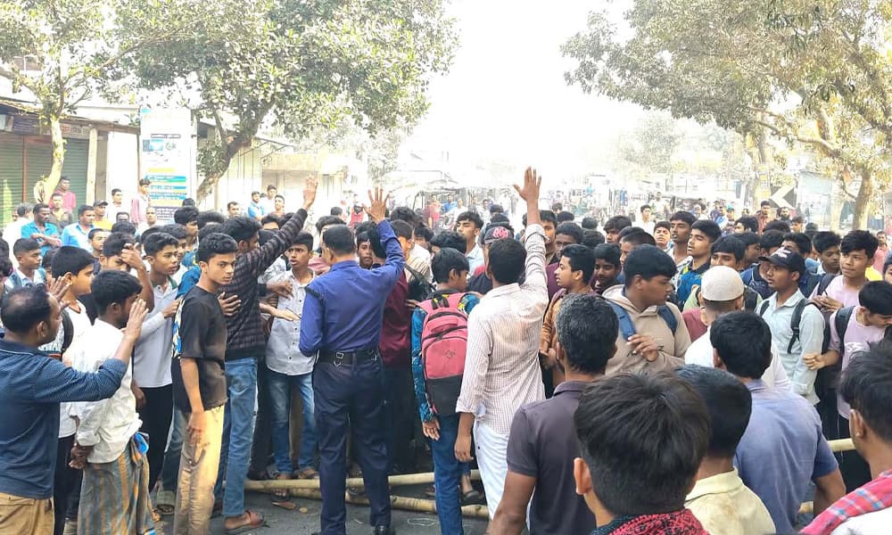 নান্দাইলে সড়ক দুর্ঘটনায় নিহত ১, আহত ৫; শিক্ষার্থীদের মহাসড়ক অবরোধ