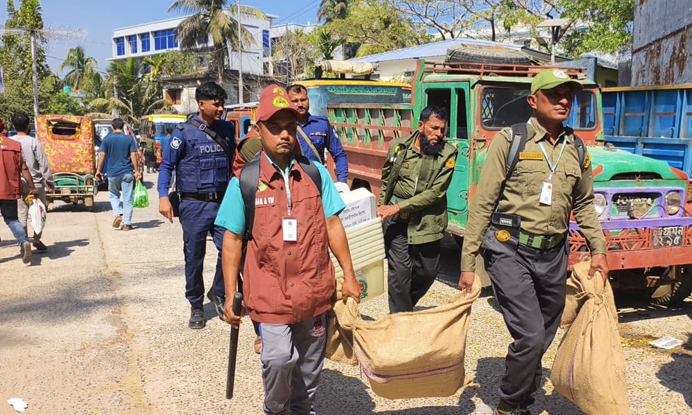কক্সবাজার ৪ আসন : কেন্দ্রে কেন্দ্রে নির্বাচনী সরঞ্জাম প্রেরণ শুরু
