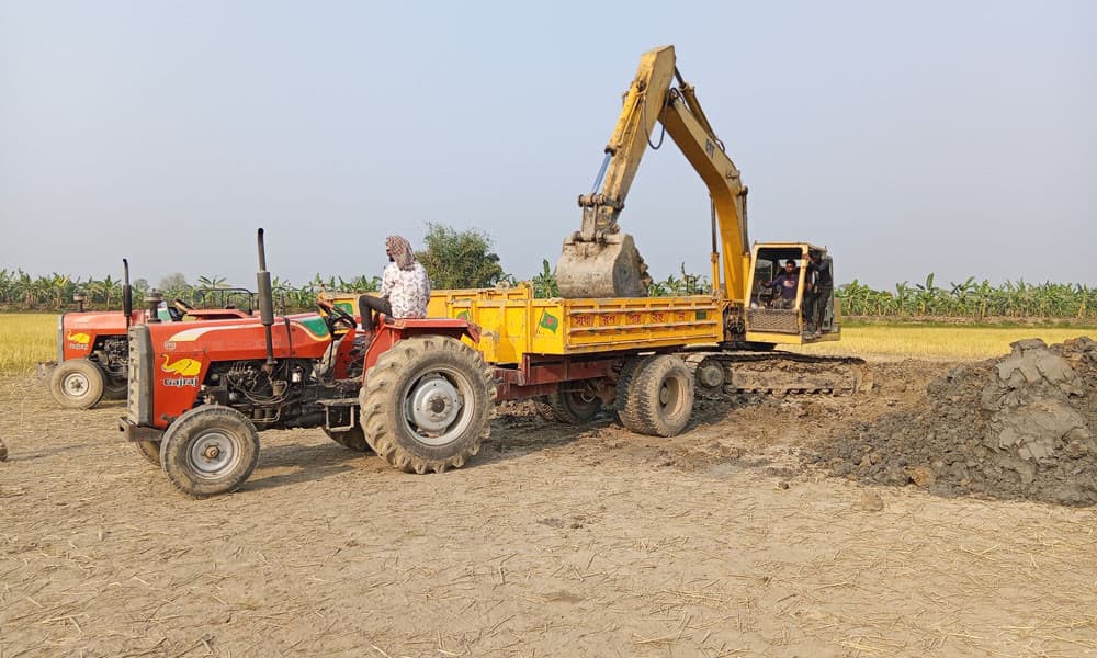 কৃষিজমি থেকে মাটি কেটে ইটভাটায় বিক্রি