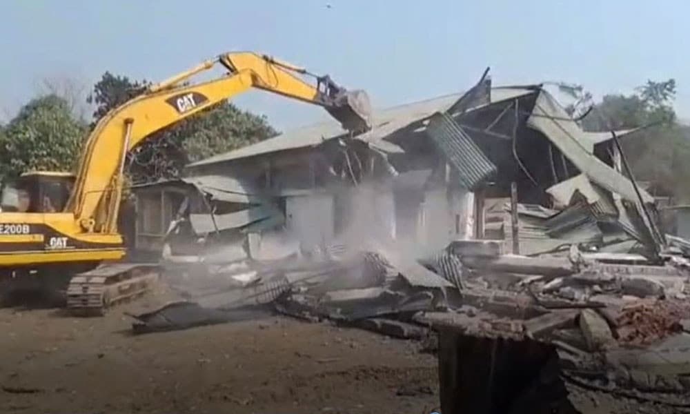 সরকারি জায়গায় নির্মিত আওয়ামী লীগের অফিস গুঁড়িয়ে দিল প্রশাসন