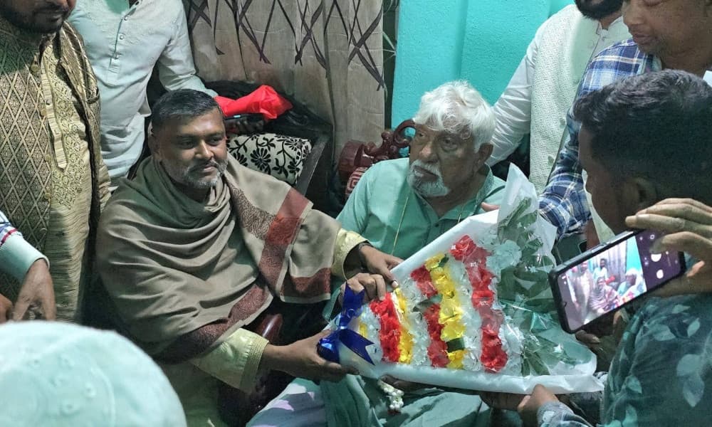 বাসায় গিয়ে বিএনপির জয়ী প্রার্থীকে শুভেচ্ছা জানালেন শিশির মনির