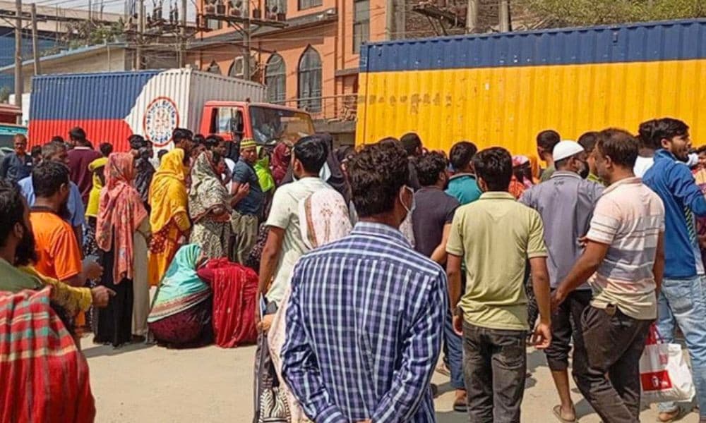 বকেয়া বেতন ও শ্রমিক নির্যাতনের প্রতিবাদে ঢাকা-সিলেট মহাসড়ক অবরোধ