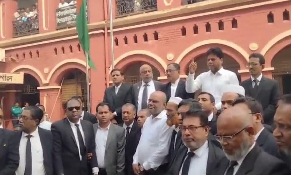 ইউনুসের জামিন ঘিরে এজলাসে হট্টগোল