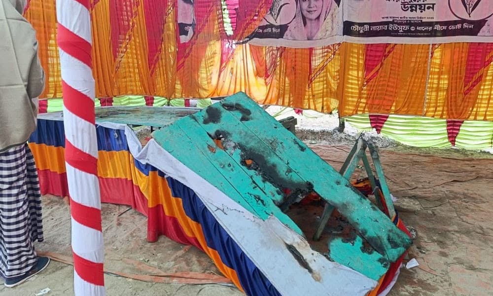 ফরিদপুরে বিএনপি প্রার্থীর নির্বাচনী ক্যাম্পে আগুন