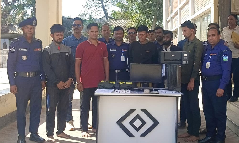 হাতকড়া পরিয়ে টাকা দাবি ভুয়া ডিবির, গণপিটুনির পর পুলিশে সোপর্দ