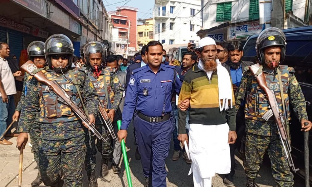 ভোটকেন্দ্রের ভেতরে টাকাসহ ওয়ার্ড জামায়াতের আমির আটক