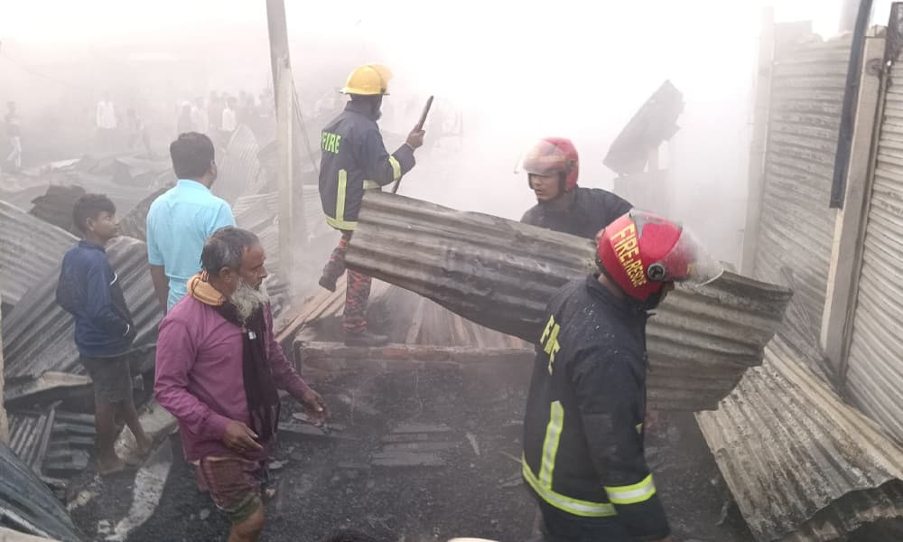 দাউদকান্দির গৌরীপুর বাজারে আগুন, ২৫ দোকান পুড়ে ছাই