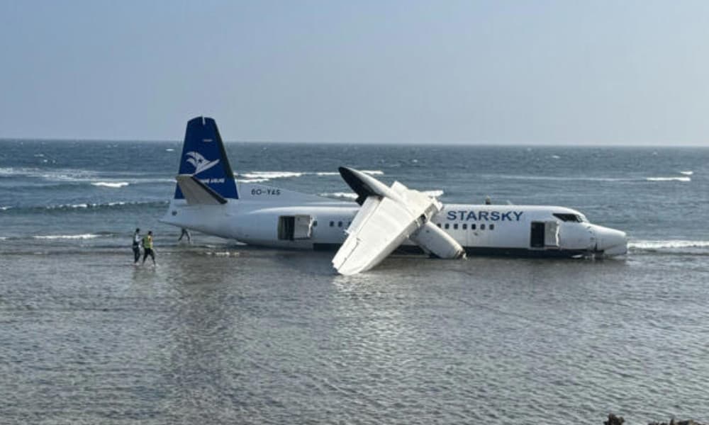 পাইলটের দক্ষতায় সমুদ্রতীরে নামল বিমান, প্রাণে বাঁচলেন ৫৫ আরোহী