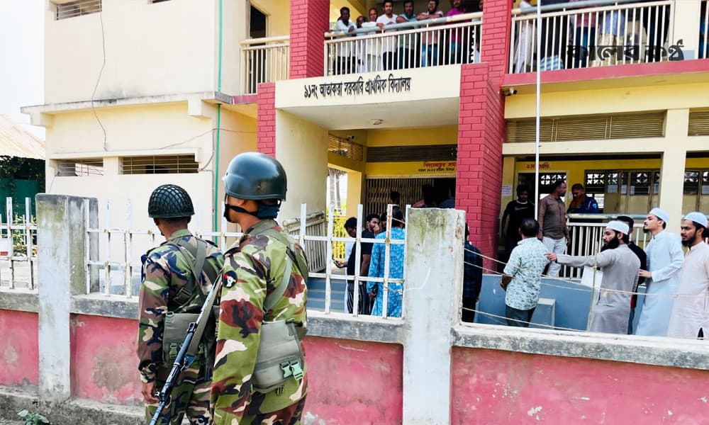 কুমিল্লায় ভোটকেন্দ্রে পরপর কয়েকটি ককটেল বিস্ফোরণ