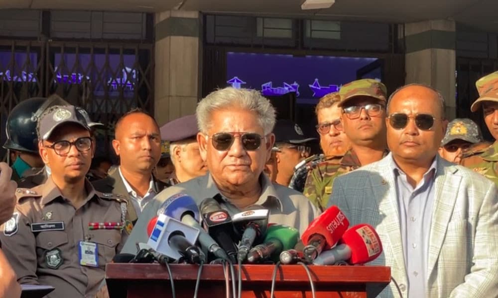 নৌ উপদেষ্টার গাড়ি আটকে স্লোগান, দেশের স্বার্থে চুক্তি সম্পন্ন হবে—বললেন উপদেষ্টা