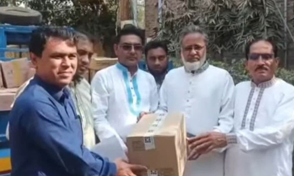 নিজস্ব অর্থে কেনা প্রায় সাড়ে ৪ লাখ টাকার ঔষধ হাসপাতালে দিলেন এমপি